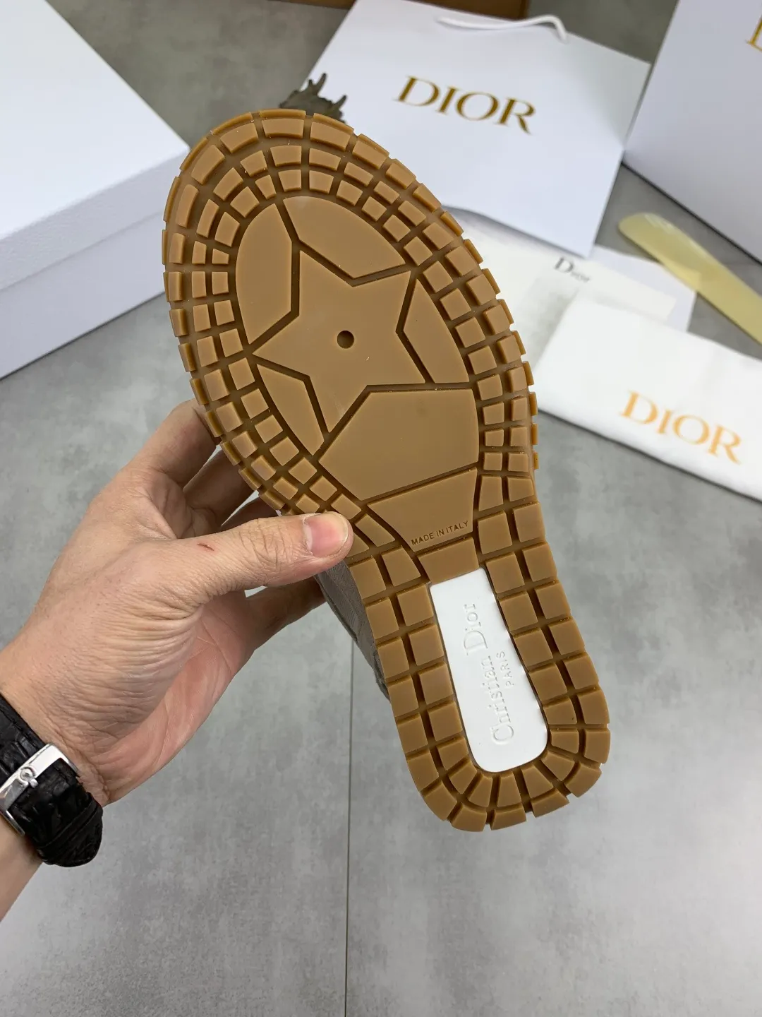 Men's men's shoes P560 new Dior Tech sneakers 2026 early spring series new products, with fashionable details, highlighting retro aesthetics. The light beige anti-suede cow leather upper is spliced ​​with apricot transparent mesh fabric on the side. The upper window edge is adhered with high-frequency flat ironing and back-pressure. It replicates the original craftsmanship, making it beautiful and comfortable without falling off. The interior is made of sheep lining of the same color and is soft and comfortable. The heel and tongue are embellished with the Paris logo. The textured TPU soles with the same color logo. The high-end version is exquisitely packaged with an airplane box, adding to the high-end style. Color: 4️⃣colors available Size: Female 35-41 Male 39-46